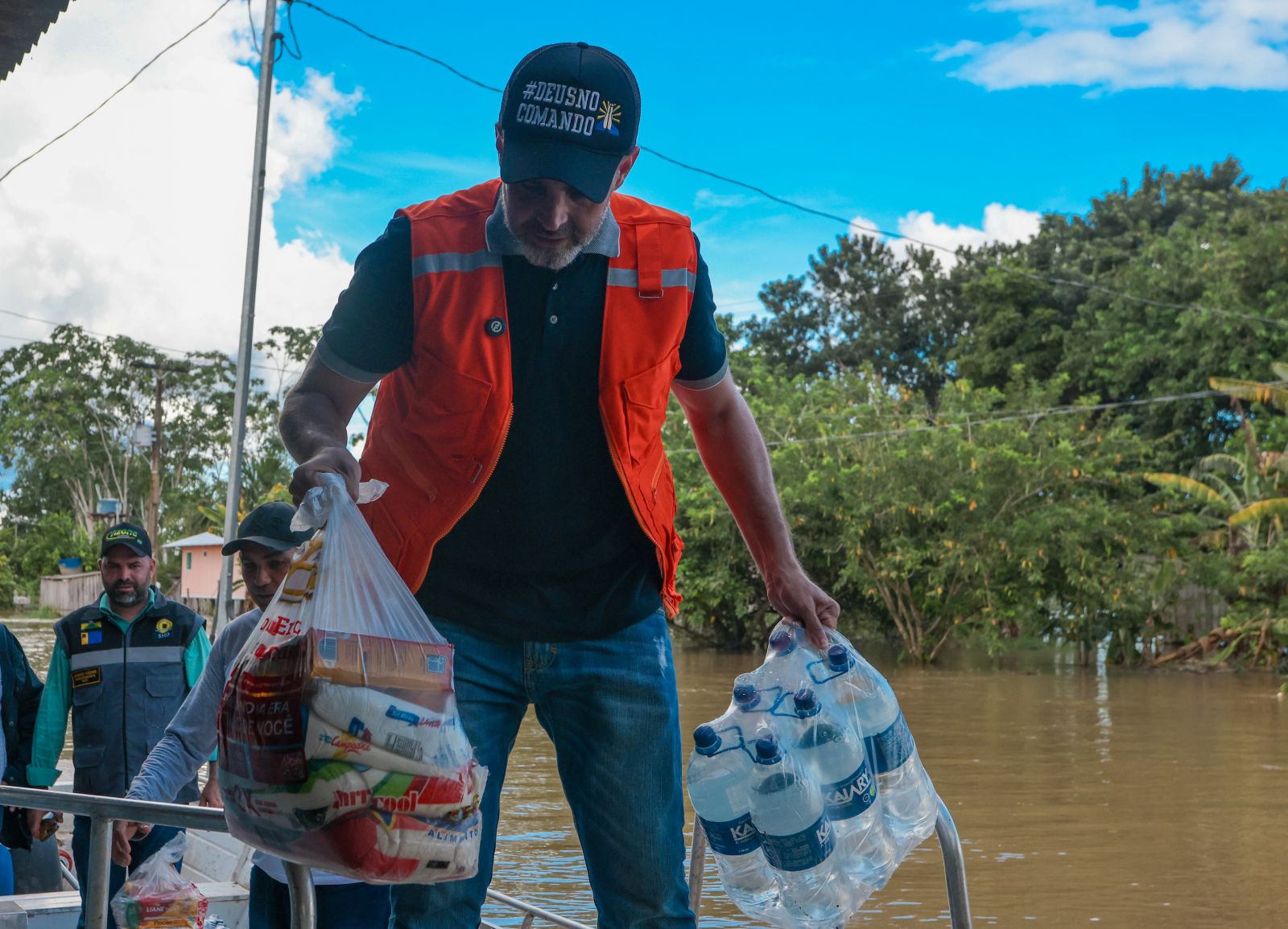 Operação S.O.S Ribeirinhos com entrega de alimentos, água mineral e hipoclorito de sódio às famílias afetadas pela cheia